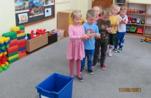 GR.III SPRZATANIE SWIATA RZUT DO CELU KULKAMI Z GAZETY