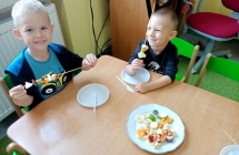 Dzieci z grupy IX degustuja wlasnorecznie przygotowane szaszlyki. 