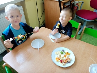 Dzieci z grupy IX degustuja wlasnorecznie przygotowane szaszlyki. 