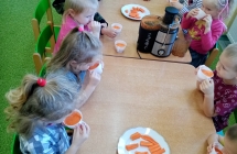 Dzieci z grupy IX  degustuja wlasnporecznie przygotowany sok marchewkowy. 