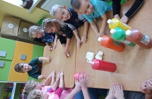 Dzieci z grupy IX przygotowuja ciastoline. 