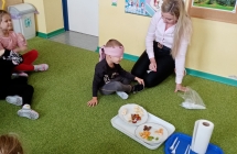 Dzieci z grupy IX rozpoznaja owoce za pomoca zmyslu smachu i wechu. 