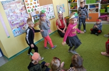 Dzieci z grupy IX podczas tanca do piosenki Urodziny Marchewki. 