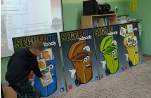 dzieci segrguja odpady