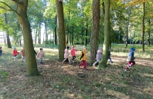 Dzieci pokonuja tor przeszkod