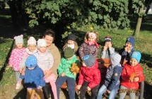 gr. III spacer do parku - pamiatkowe zdjecie na laweczce