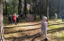 dzieci spaceruja po lesie