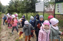 Szesciolatki z gr. VII ida parami przez park.