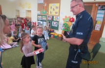 gr. III spotkanie z policjantem - wreczenie upominku na pamiatke