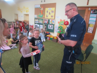 gr. III spotkanie z policjantem - wreczenie upominku na pamiatke