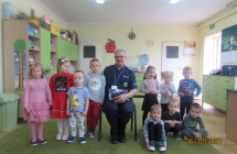 gr. III spotkanie z policjantem - pamiatkowe zdjecie