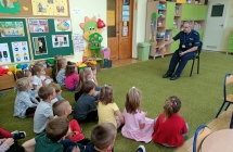 Przedszkolaki podczas spotkania z policjantem