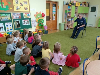 Przedszkolaki podczas spotkania z policjantem