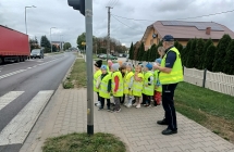 Przedszkolaki na przejsciu dla pieszych