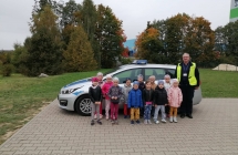 Zdjecie przed radiowozem - dzieci z grupy VI z policjantem