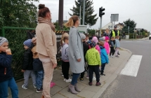 Dzieci obserwuja ruch na skrzyzowaniu