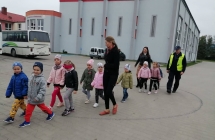 Dzieci ida parami na wycieczke w towarzystwie policjanta