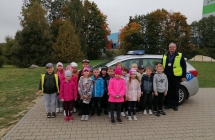 Zdjecie grupowe - dzieci z grupy VIII z policjantem