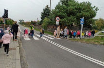 Uczestnicy wycieczki przechodza przez skrzyzowanie po pasach