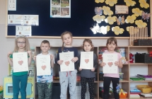 Dzieci z gr. VIII z dyplomami.