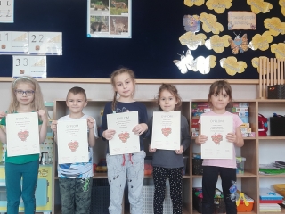 Dzieci z gr. VIII z dyplomami.