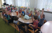 Dzieci z gr. V smakuja sok owocowo - warzywny