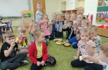 Przedszkolaki zjadaja owocowe koreczki