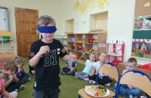 Dzieci rozpoznaja owoce za pomoca smaku