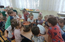 Dzieci wyciskaja sok z marchwi i jablek