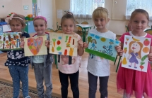Dziewczynki z gr. VII prezentuja swoje prace konkursowe.