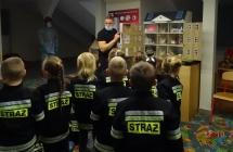 Dzieci z gr. VII obserwują przyczyny powstawania pożarów w domu jednorodzinnym.  