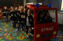 Sześciolatki w miniatrurze wozu strażackiego.