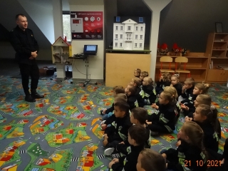 Strażak wita przedszkolaków w Sali edukacyjnej OGNIK