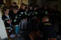 Dzieci  z gr. VII obserwują sposób udzielania pierwszej pomocy przez strażaka. 