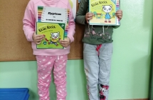 Dziewczynki z gr. VI z dyplomami.