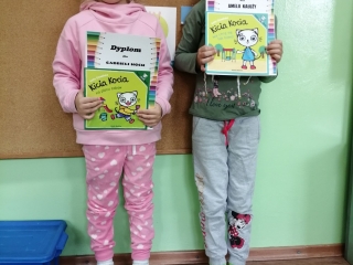Dziewczynki z gr. VI z dyplomami.