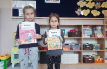 Dziewczynki z gr. VIII z dyplomami.