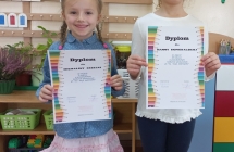 Usmiechniete dziewczynki z gr. VII z dyplomami.
