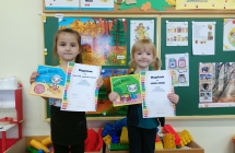 Laureatki konkursu z dyplomami i upomnikami