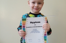 Chlopiec z dyplomem.