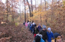 Dzieci spaceruja po lesie