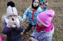 Dzieci ogladaja znalezione szyszki sosny