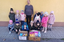 Przedszkolaki z darami dla zwierzat przy PGK (1)