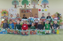 Dzieci trzymaja obrazki