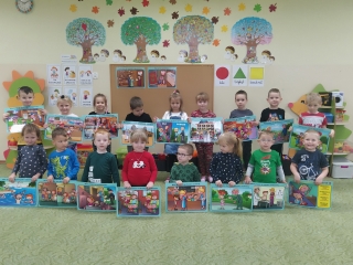 Dzieci trzymaja obrazki