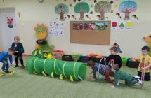 Dzieci przechodza przez tunel