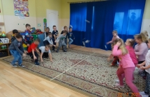 Szesciolatki z gr. VII rywalizuja w zabawie- Papierowa walka.