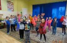 Usmiechniete dzieci z gr. VII podczas tanca z kolorowymi chusteczkami.