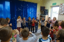 Dzieci z gr. VII puszczaja banki mydlane.