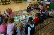 Szesciolatki z gr. VII ogladaja plansze z prawami dzieci.